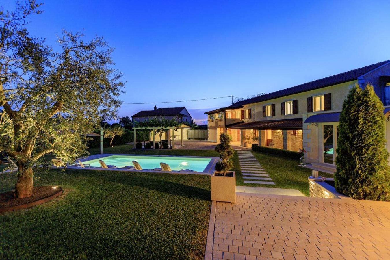 Villa Viscum In Central Istria For 8 Persons With Large Garden - Pet Friendly Pazin Exterior photo